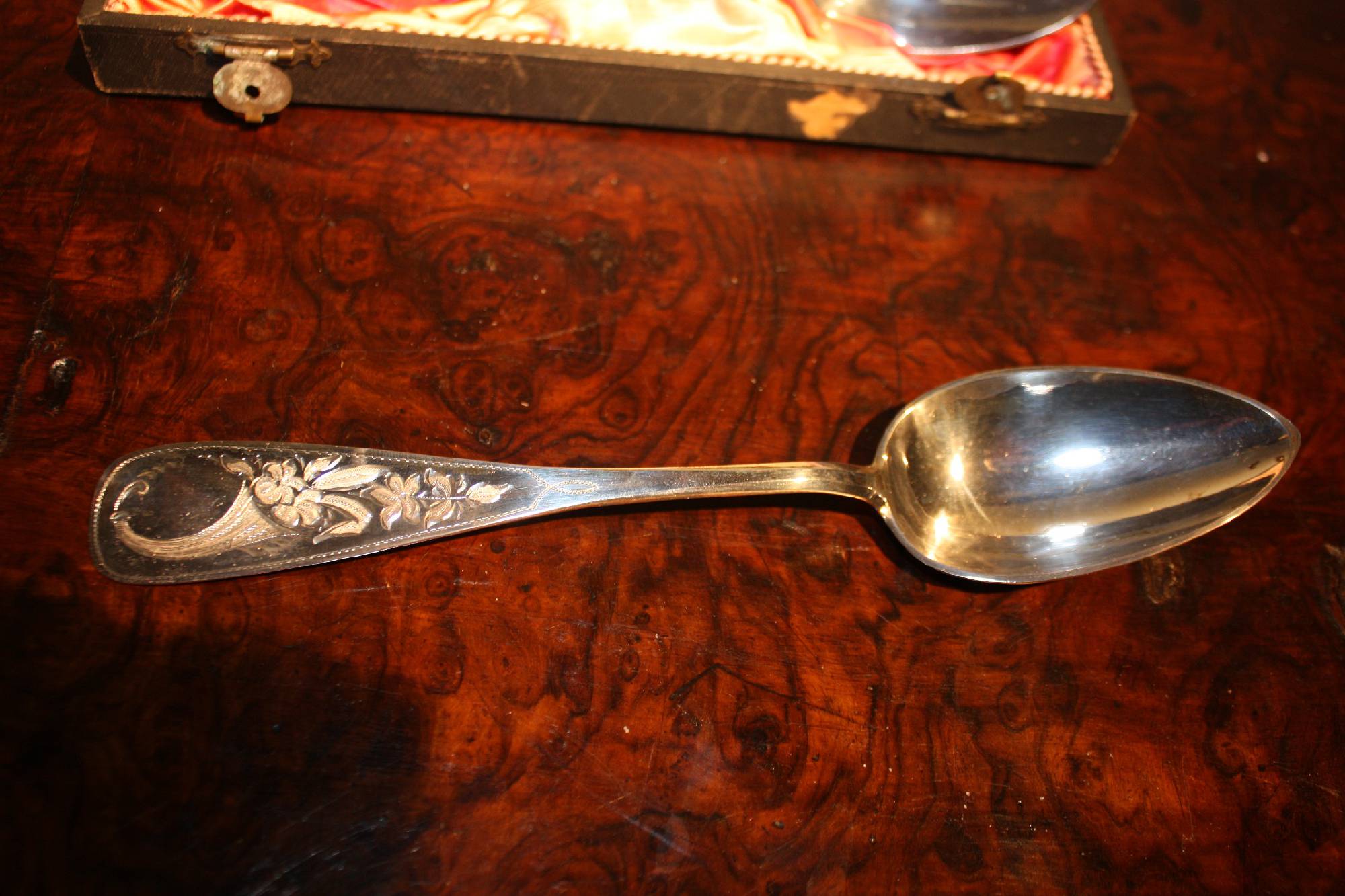 An 800 silver vintage 1900 set of 6 silver dinner spoons with flower ornate engravings