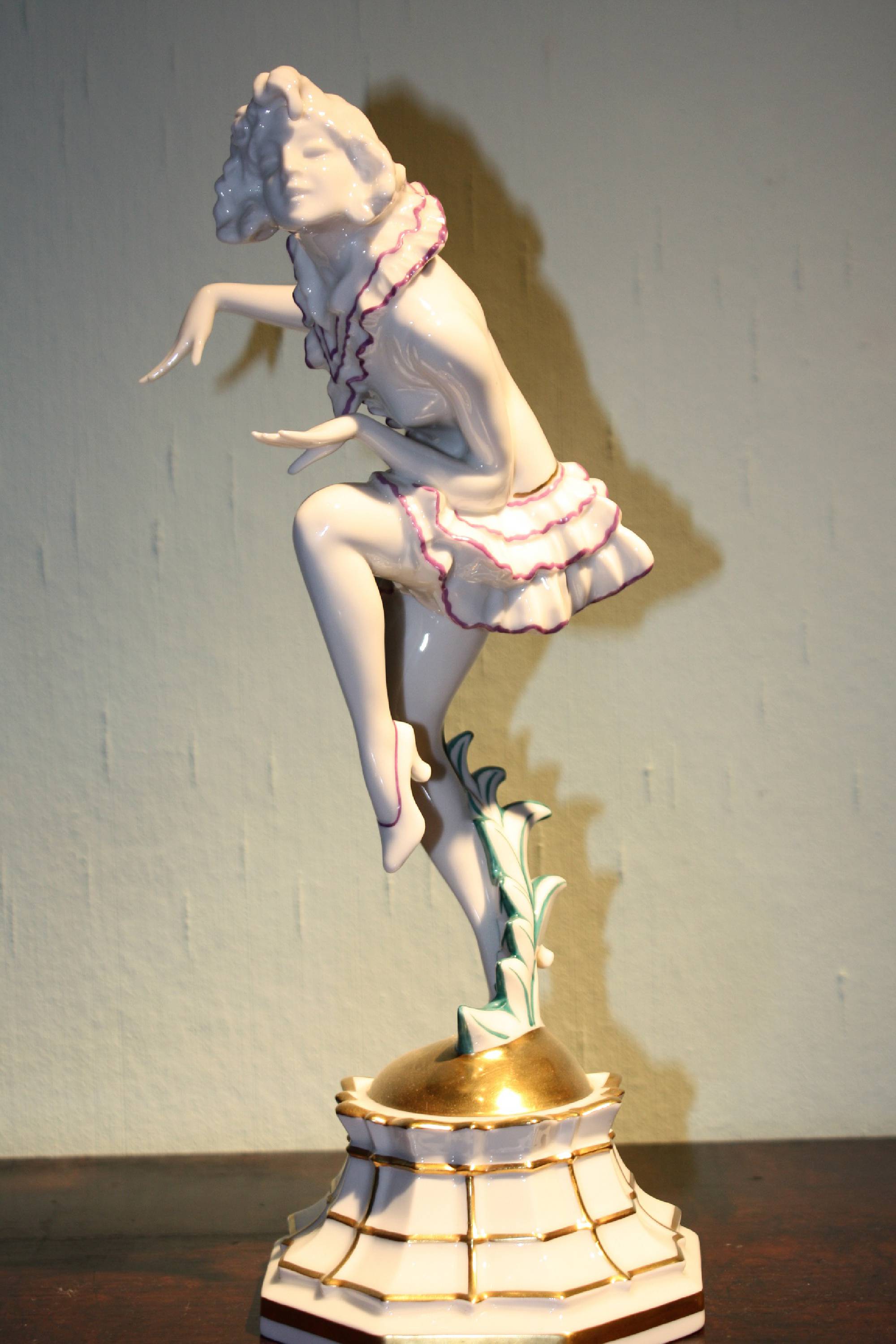 A German 1920's Art Déco porcelain dancing woman figure by 'Hutschenreuther Abteilung für Kunst'