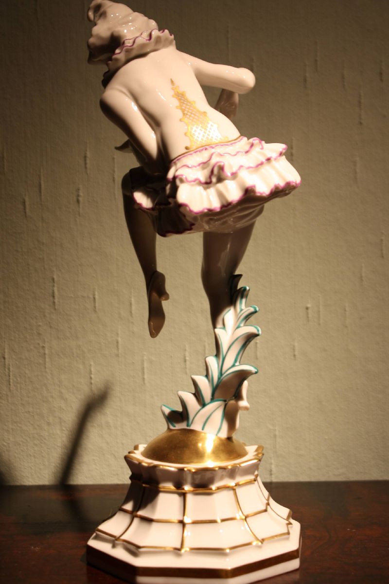 A German 1920's Art Déco porcelain dancing woman figure by 'Hutschenreuther Abteilung für Kunst'