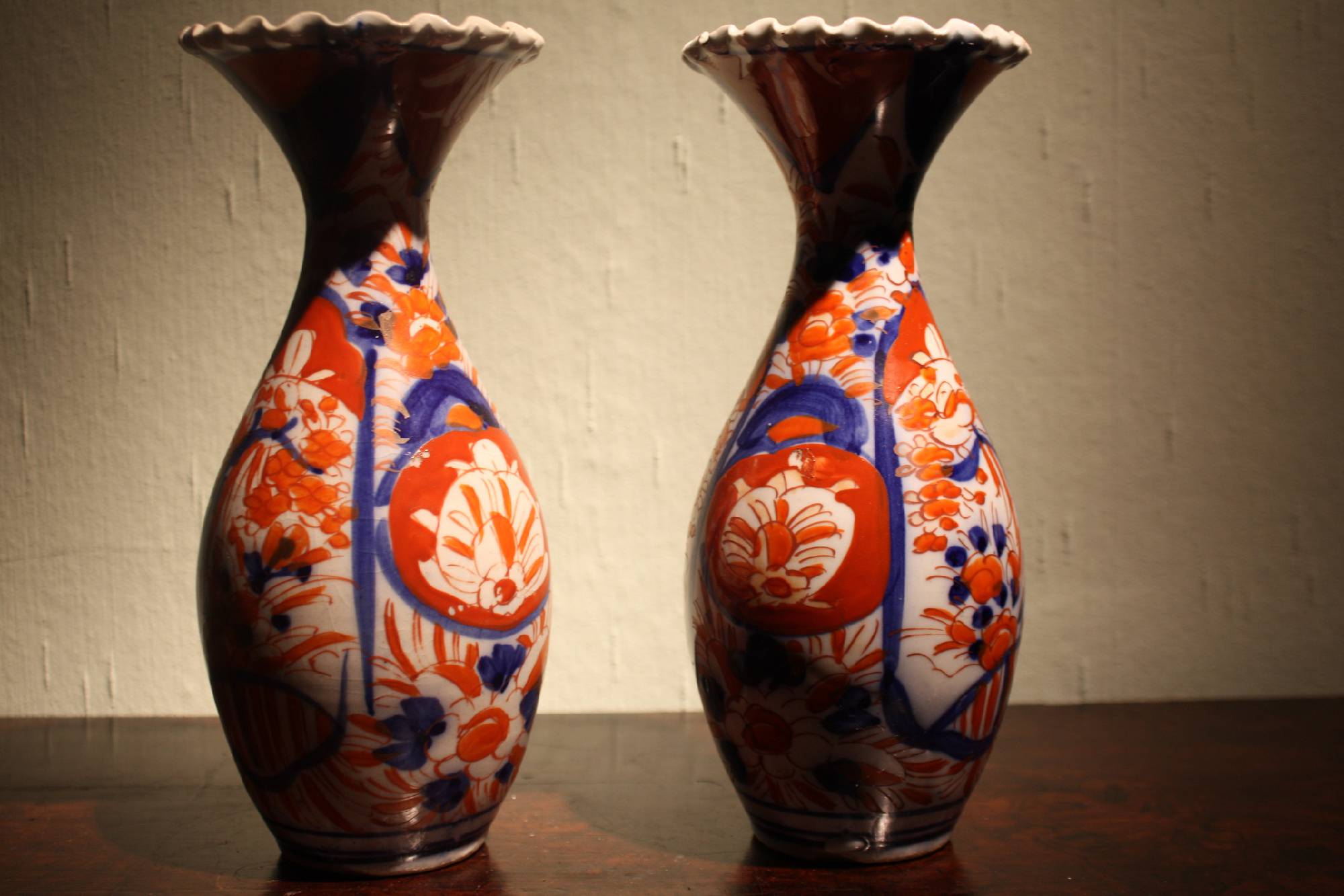 A pair of medium-sized antique vintage 1900 Asian Japanese Imari porcelain vases