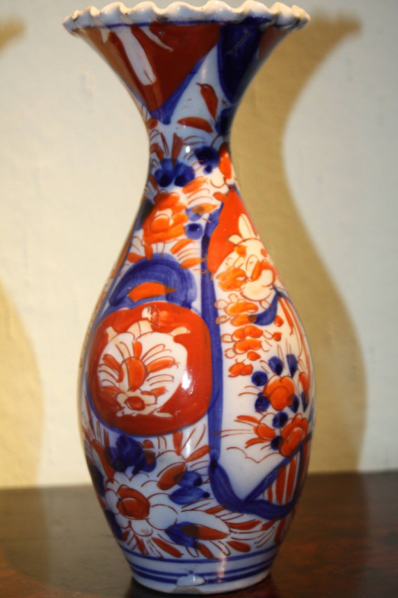A pair of medium-sized antique vintage 1900 Asian Japanese Imari porcelain vases