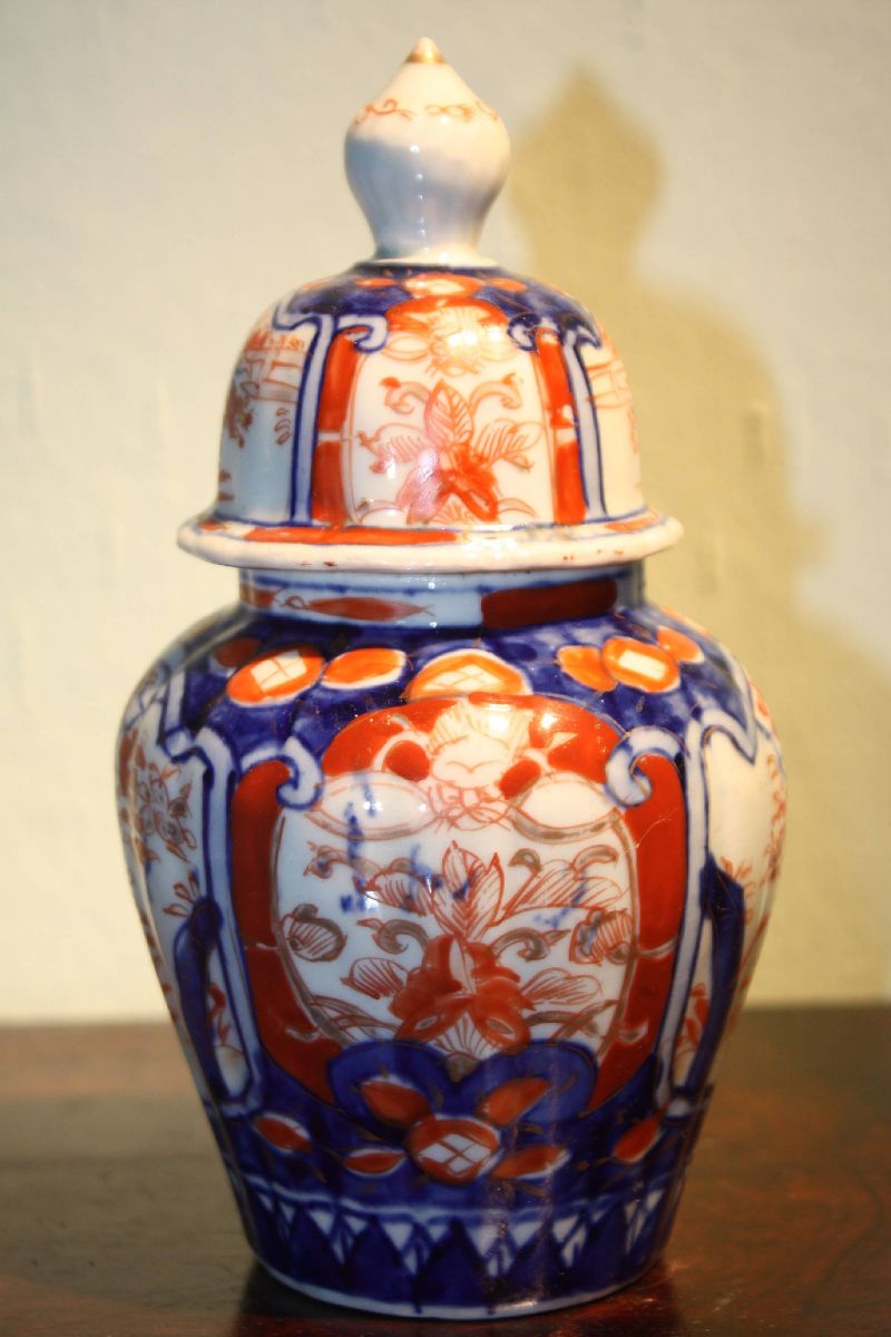 A small Japanese vintage Imari porcelain vase with lid