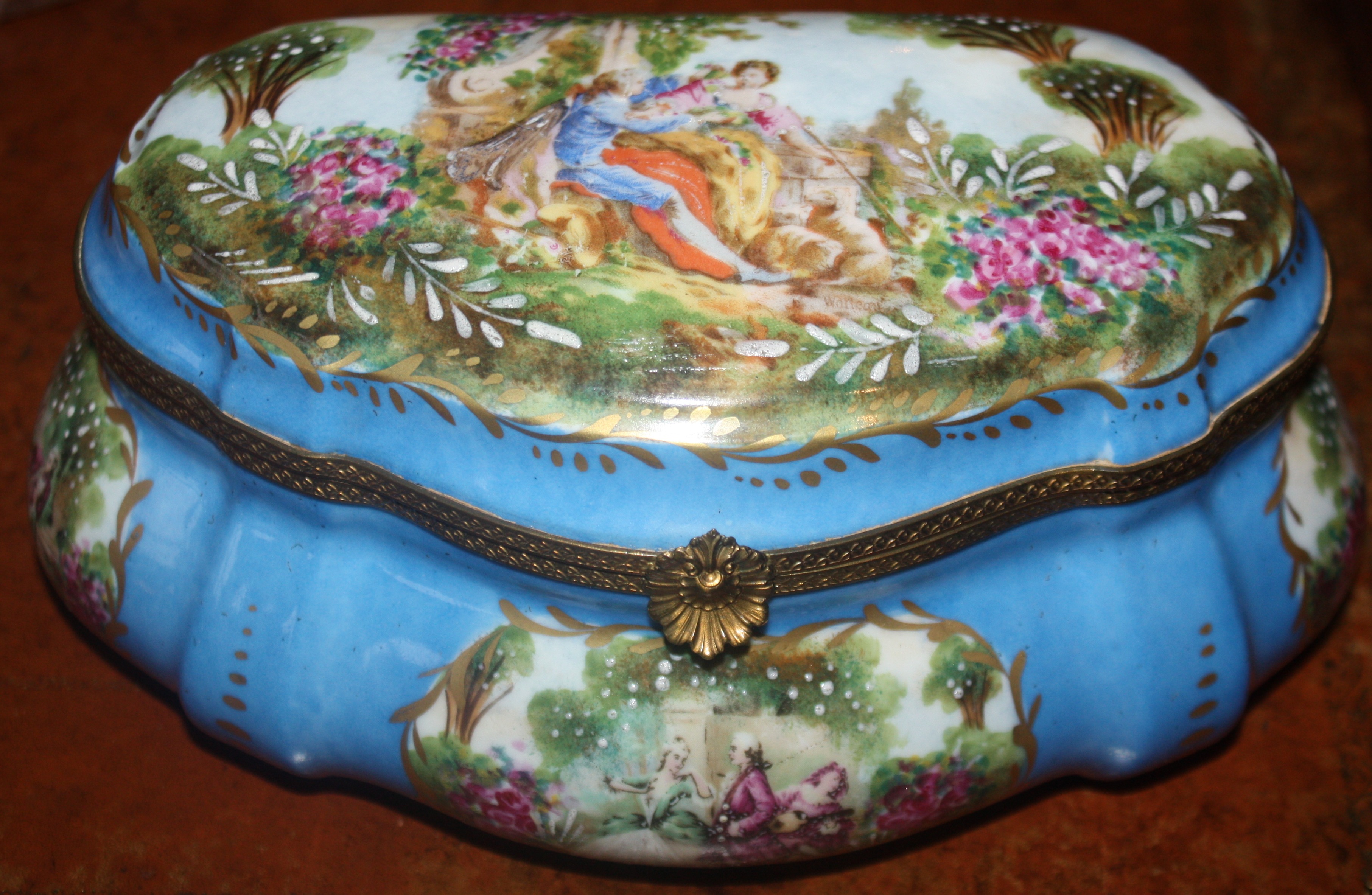 A 1900 antique hand-painted French porcelain box 
