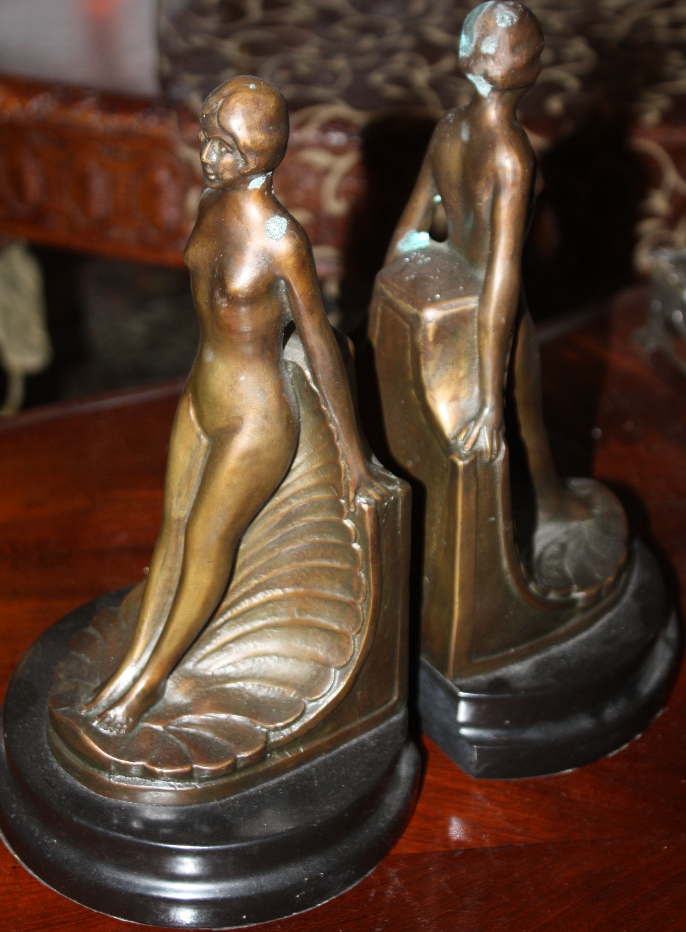 2 decorative Art Nouveau bronze bookends, on wooden stands