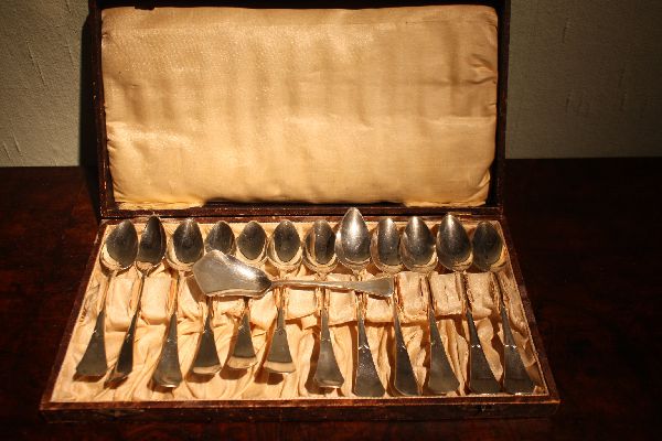 A set of 12 Dutch silver Art Déco 1920 coffee spoons and one sugar spoon
