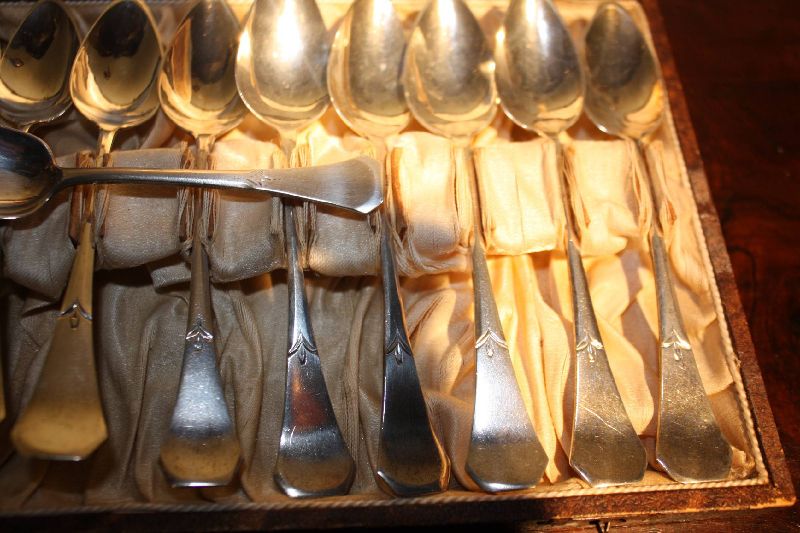 A set of 12 beautiful Dutch silver Art Déco 1920 coffee spoons and one sugar spoon, each item marked, including box
