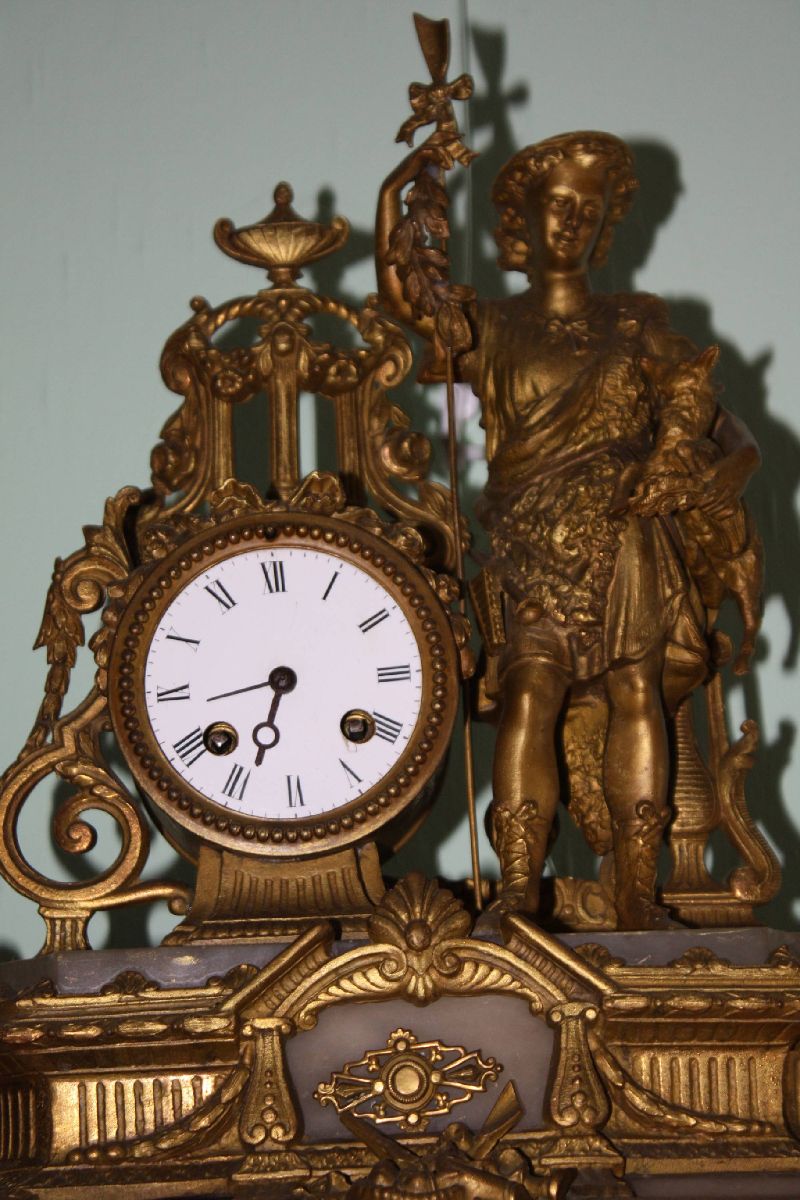 Antique French 1900 gold, cast metal figural mantel clock with alabaster base