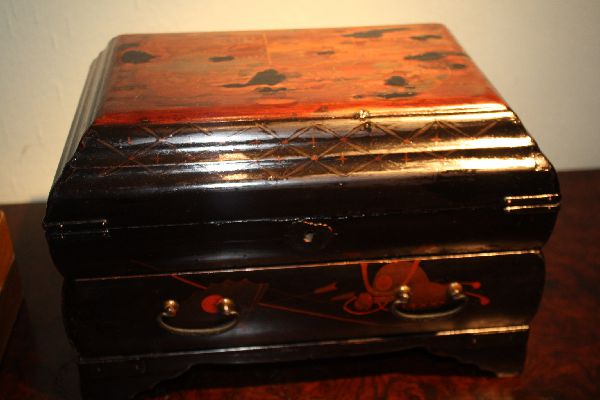 A vintage 1900 Asian Japanese wooden laquer jewelry box