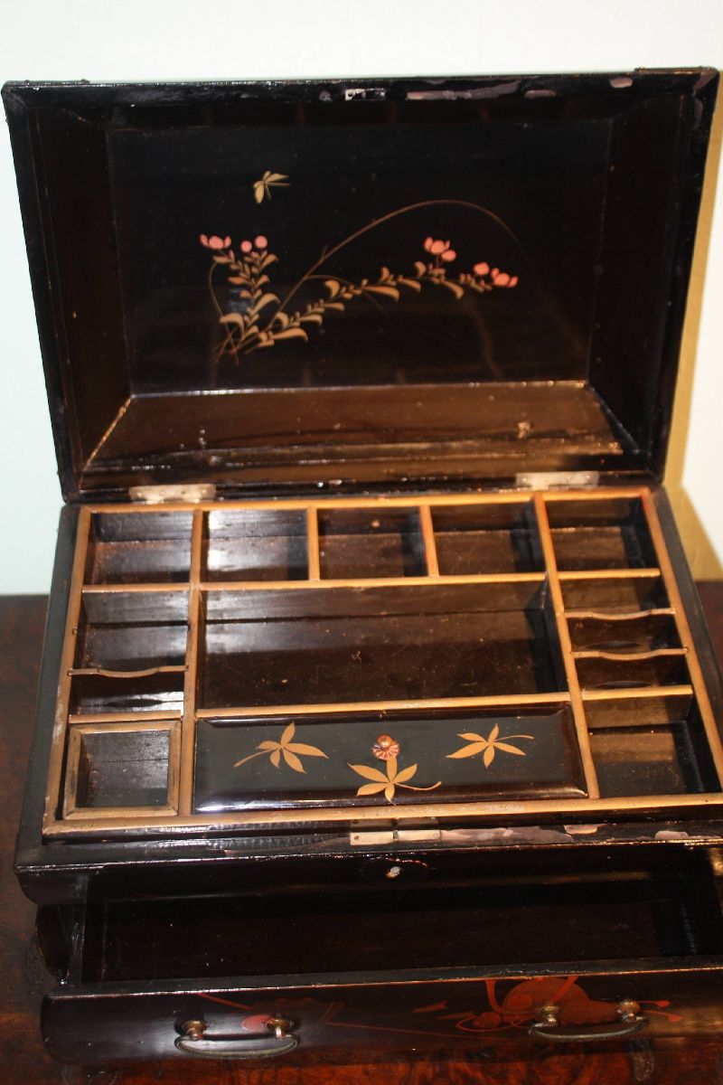 A vintage 1900 Asian Japanese wooden laquer jewelry box