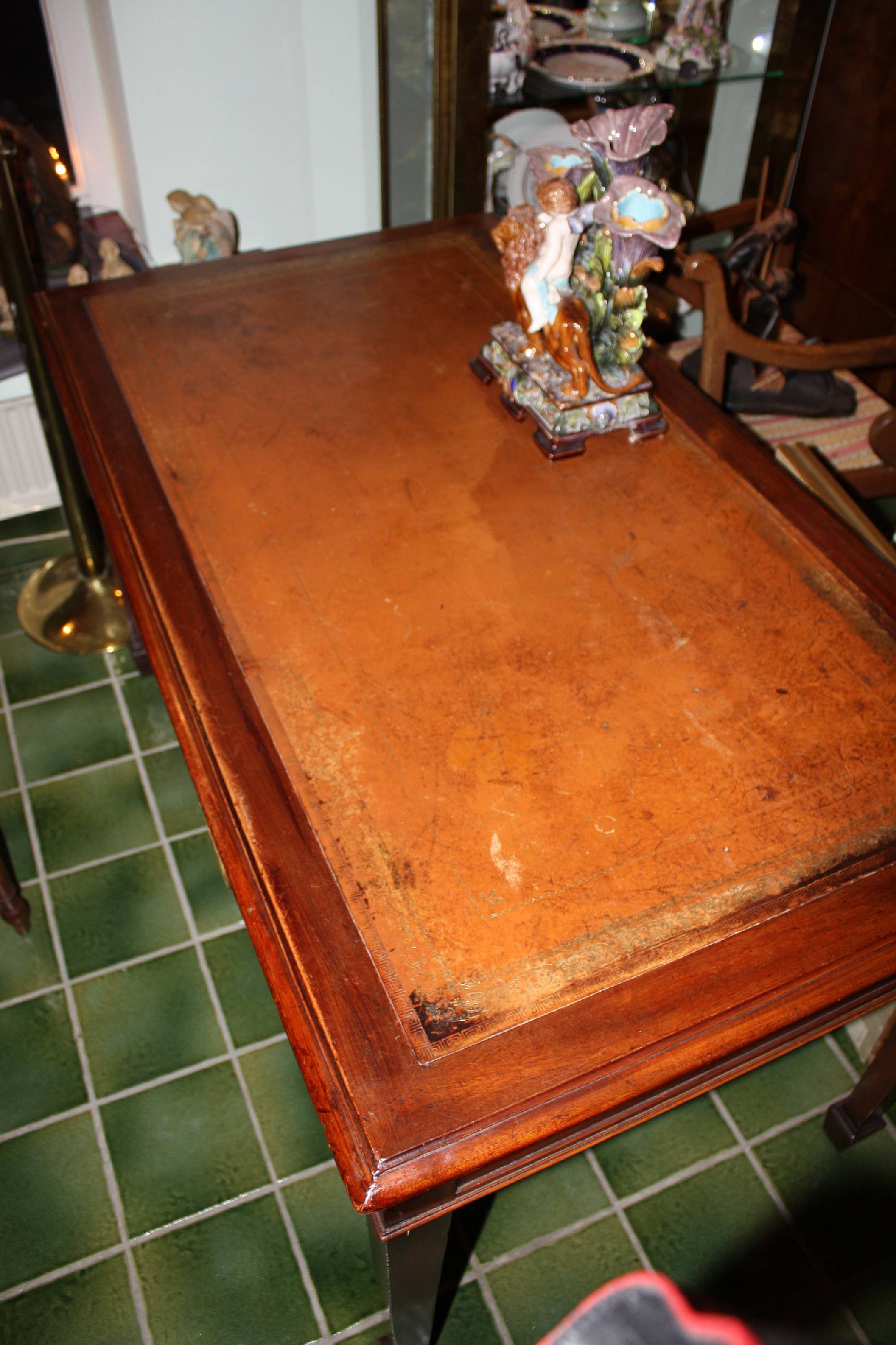 Antique english mahogany victorian desk with two drawers and leather tabletop