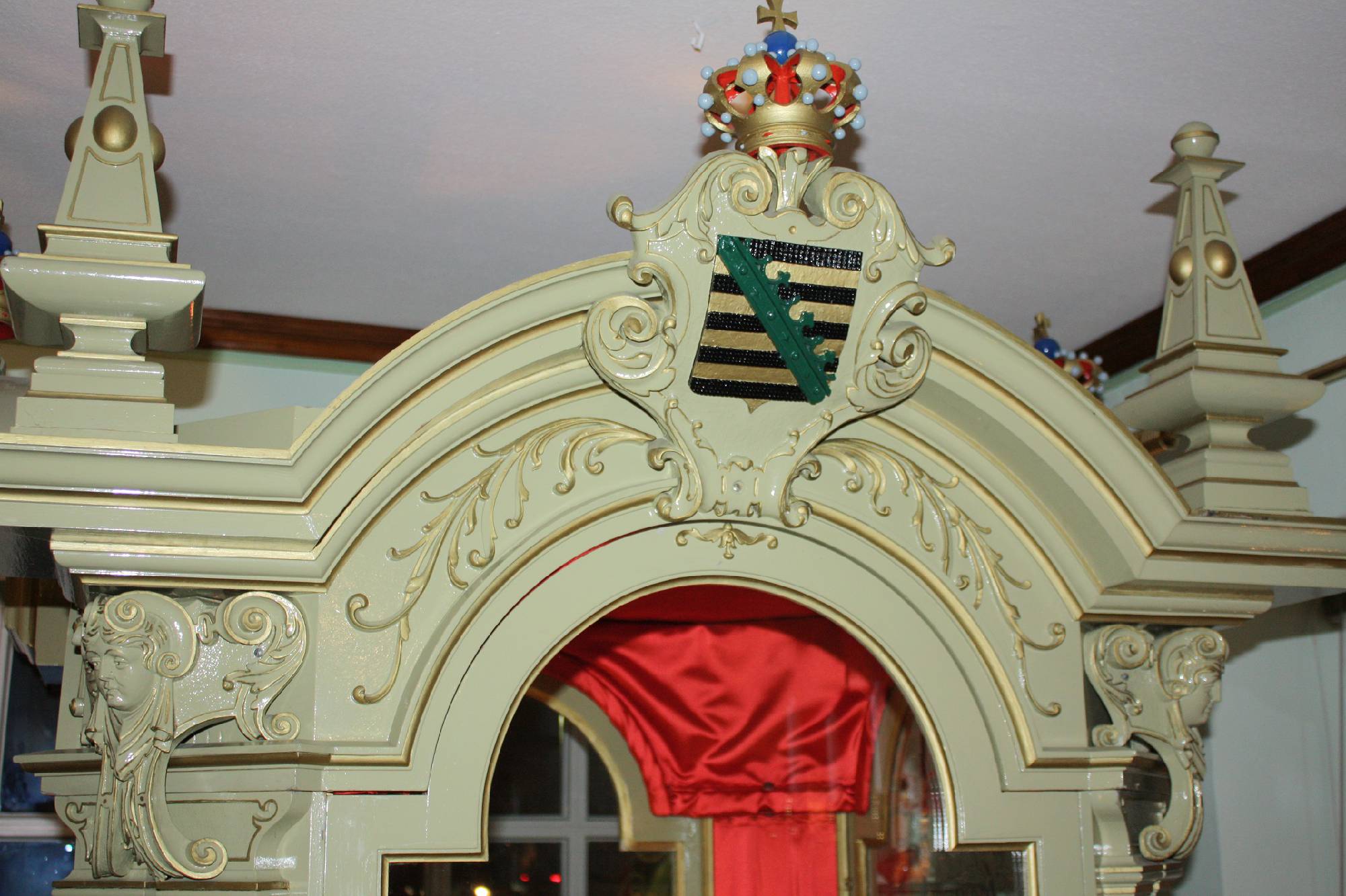 Late 19th century dismountable exhibition cabinet