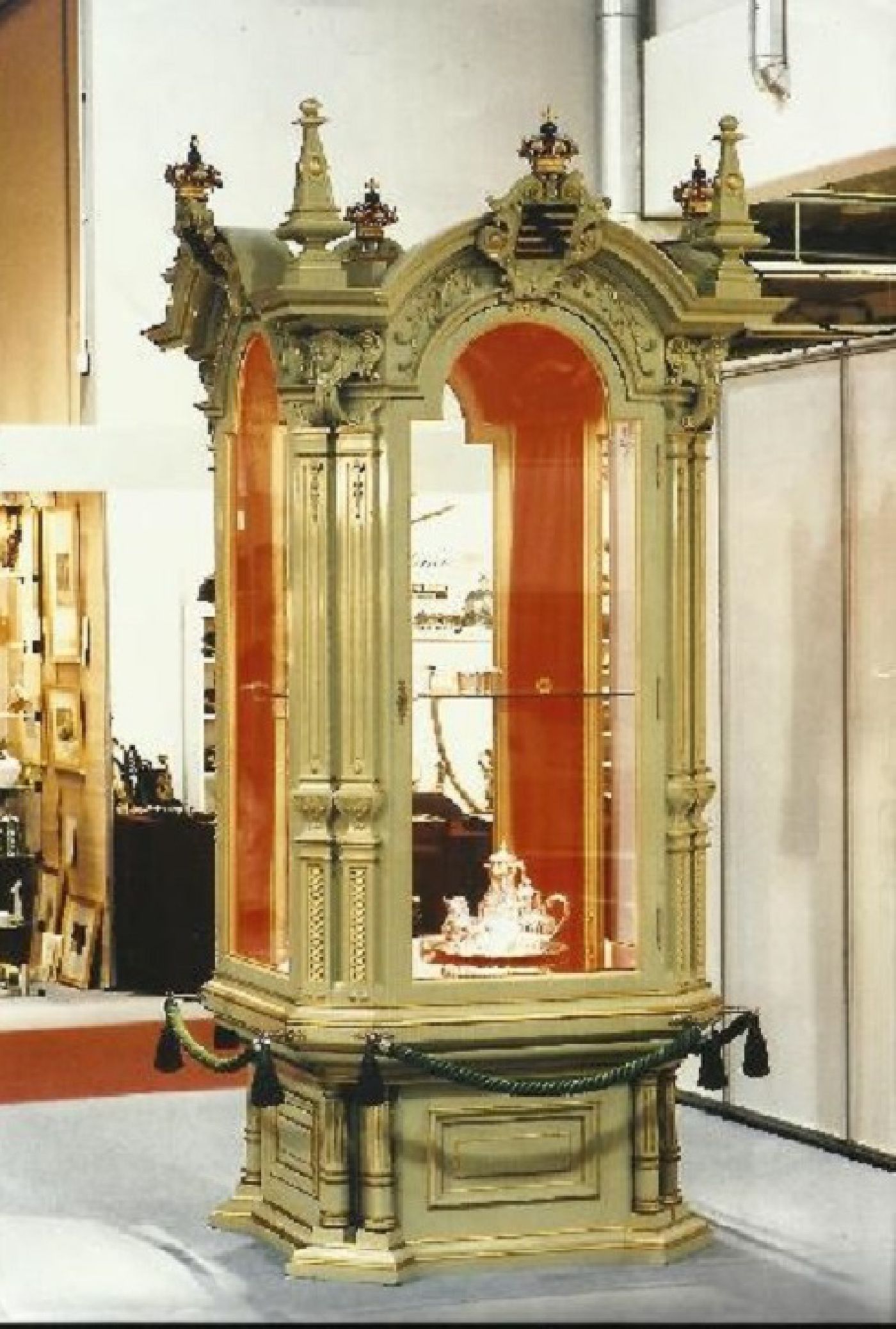 Late 19th century dismountable exhibition cabinet